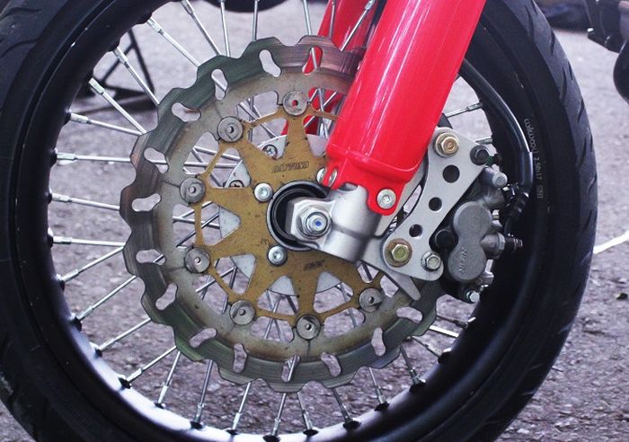 Cakram depan diganti dengan Daytono 300 mm supaya late braking lebih stabil