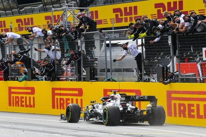 Lewis Hamilton melintas pertama di F1 Styria 2020 (12/7/2020)