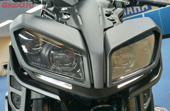 Lampu depan Yamaha MT-09 baru