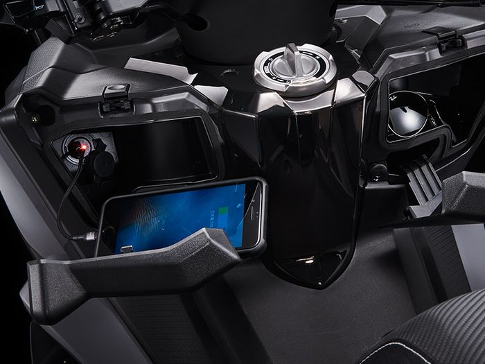 Laci Kymco AK 550 memiliki charger untuk gadget