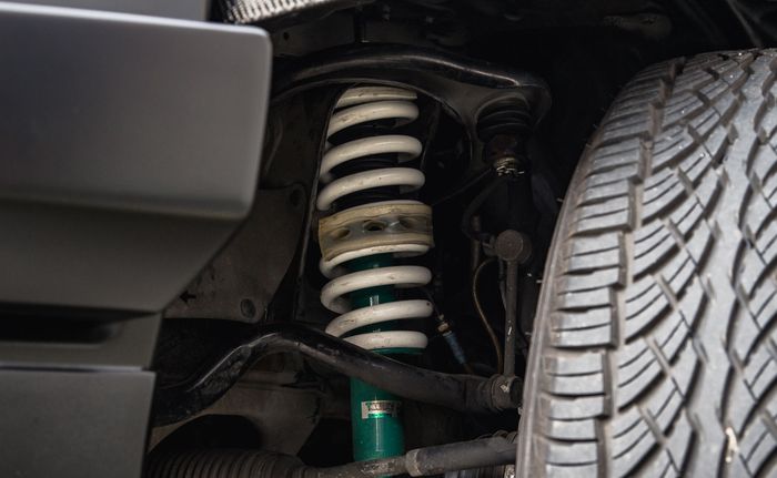 Toyota FJ Cruiser dibekali sokbreker Tein Endura Pro+ dan lowering kit KYB Xtage 40 mm.