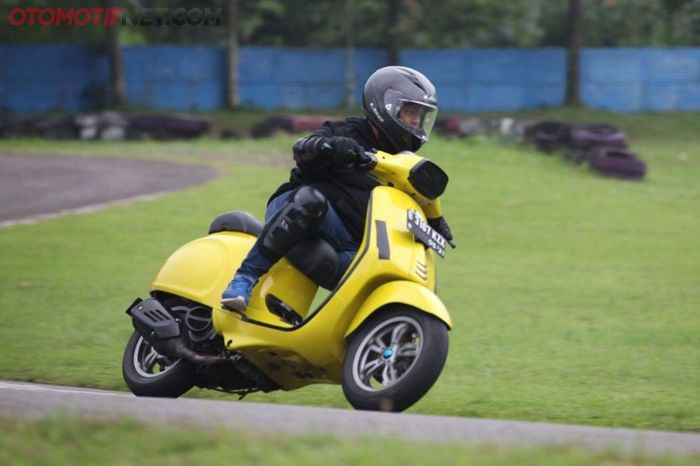 Vespa Sprint ini sering pula dipakai di sirkuit