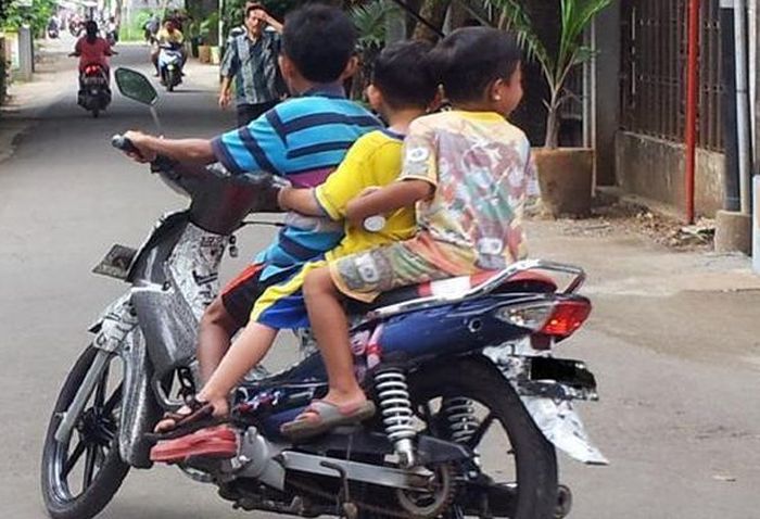 Ilustrasi anak di bawah umur mengendarai motor, sudah menjadi tanggung jawab orangtua untuk melarangnya.