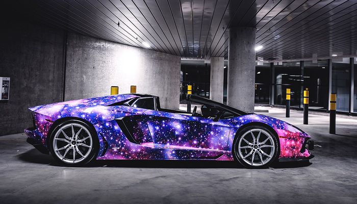 Body wrapping bertema galaksi di tubuh Lamborghini Aventador Roadster