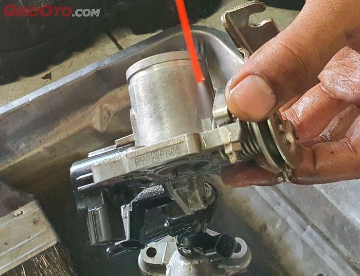 Cairan carburator cleaner berfungsi untuk membersihkan kotoran yang membandel pada Throttle Body 