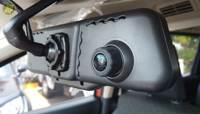 Kamera depan posisinya ada di balik Smart E-Mirror Suzuki XL7
