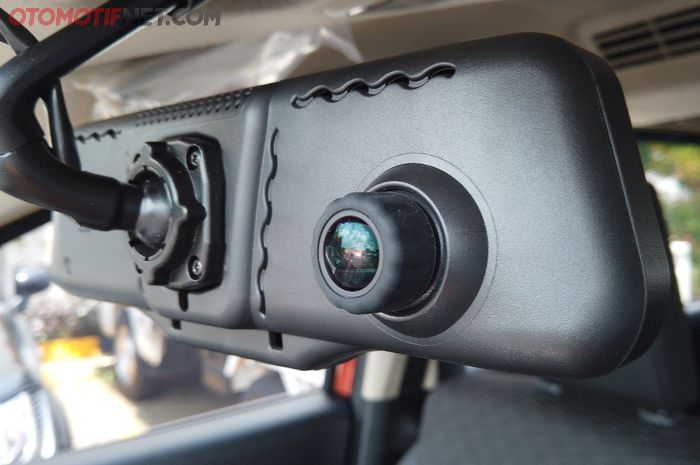 Kamera depan pada Smart E-Mirror XL7 tipe Alpha.