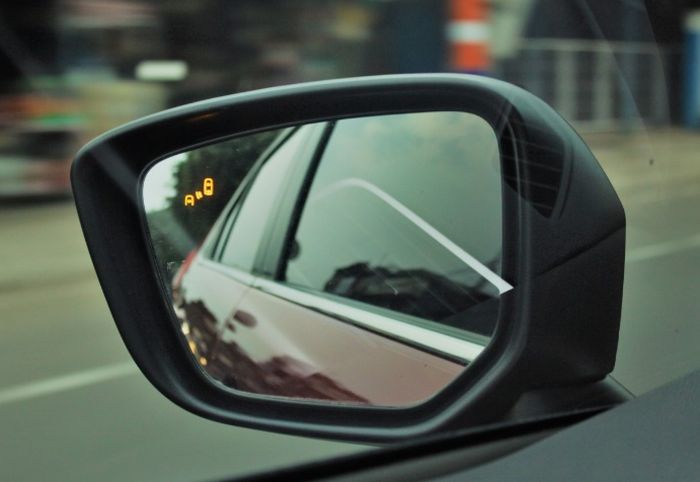 Lampu Blid Spot Warning akan menyala di kaca spion ketika ada objek lewat di sisi mobil.