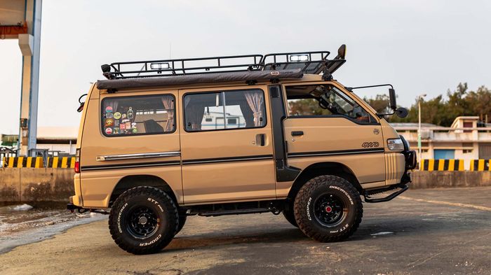 Penampilan Mitsubishi Delica nampak jangkung dan kekar