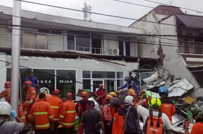 Proses evakuasi bangunan atap ambruk apotik di wirobrajan selasa (13/2/2018) 