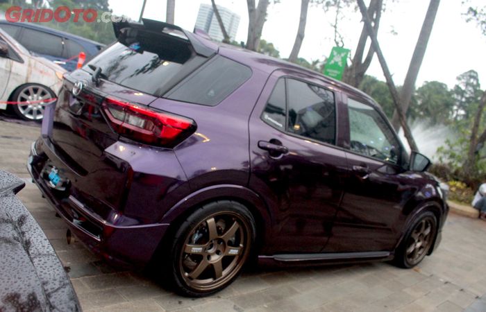 Toyota Raize berkelir ungu bergaya kaki-kaki meaty