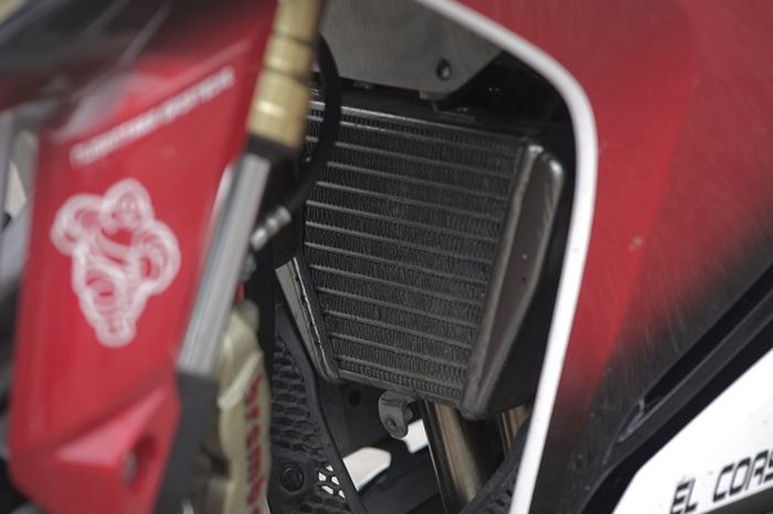  Oil cooler Ducati Street Fighter nyempil di bawah radiator