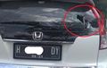 Honda CR-V Bolong Kaca Belakang, Ditembus Batu Dari Pria Berjaket