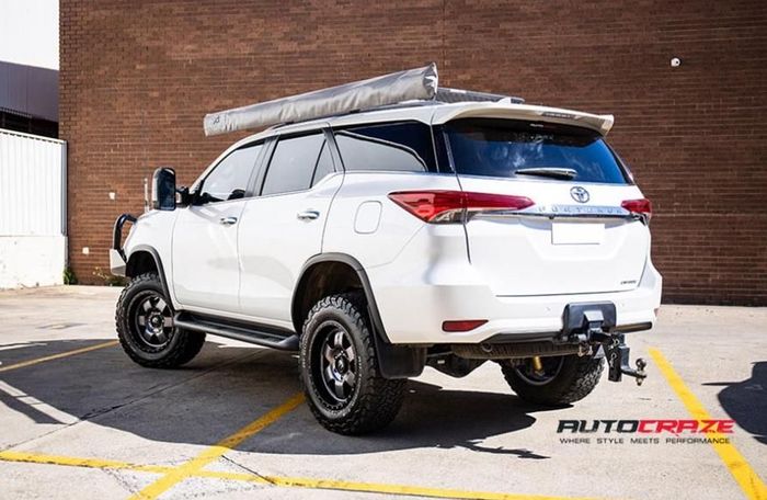 Tampilan belakang modifikasi Toyota Fortuner gaya ALTO garapan AutoCraze