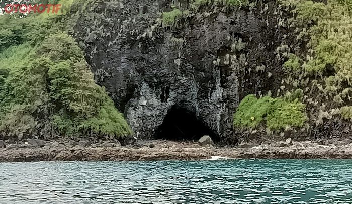 Bagi pengunjung yang masuk ke gua ini, mitosnya bisa cepat mendapat jodoh
