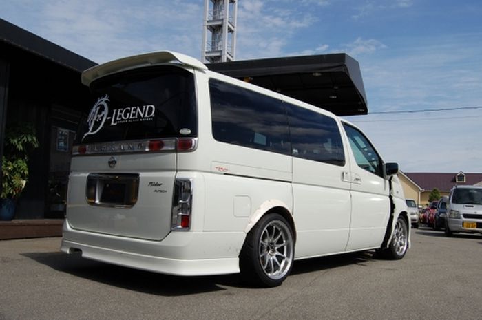 Tampilan belakang Nissan Elgrand drag race