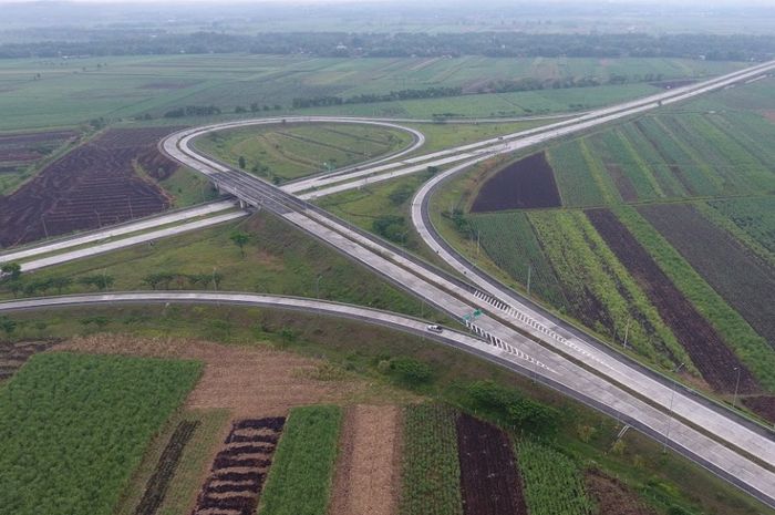 Closed-Circuit Television (CCTV) yang terpasang di jalan tol Astra Infra telah menggunakan teknologi surveillance, dipantau 24 jam non stop
