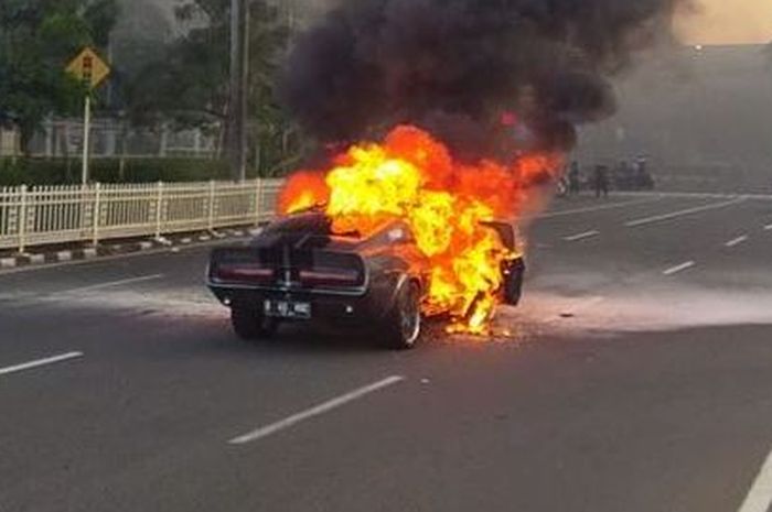 Ford Mustang GT500 Eleanor terbakar di Jl Margaguna Raya, Pondok Pinang, Kebayoran Lama, Jakarta Selatan 