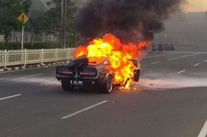 Ford Mustang GT500 Eleanor terbakar di Jl Margaguna Raya, Pondok Pinang, Kebayoran Lama, Jakarta Selatan 