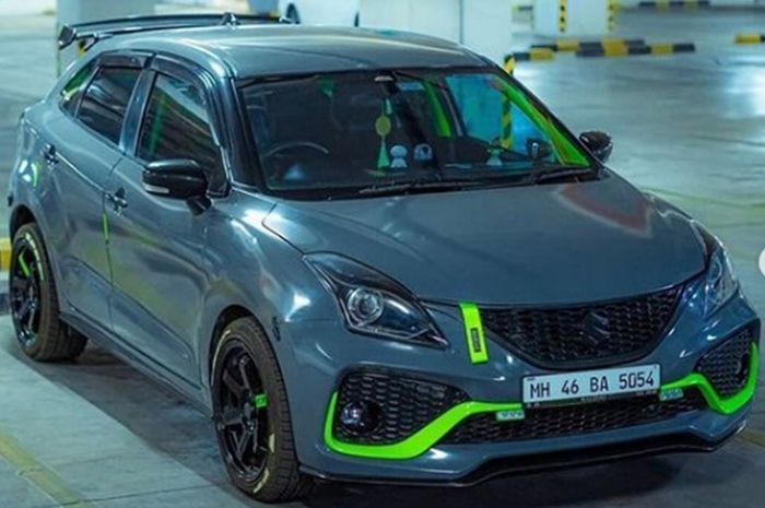 Suzuki Baleno gaya racing, pakai warna abu-abu metalik dan aksen hijau neon