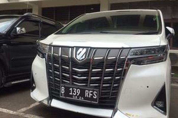 Mobil Toyota Alphard bernomor polisi B 139 RFS milik Rachel Vennya ternyata pakai wraping sticker
