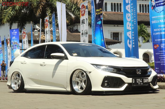 Honda Civic Turbo Hatchback Pelek Mendem Fender, Enggak Nyusahin