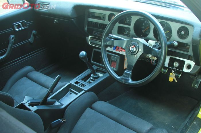 Isa juga mengganti setir dengan model TRD dan sepasang jok Recaro untuk mengangkat kesan sporty