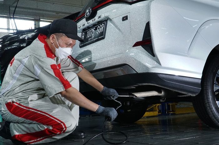 Kendaraan bermotor di Jakarta yang berusia di atas 3 tahun wajib melakukan uji emisi setiap tahun untuk memperbaiki kualitas udara ibukota
