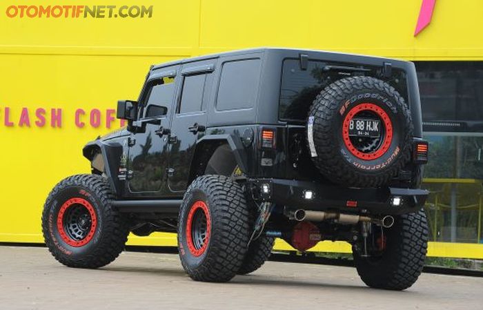 Jeep Wrangler Rubicon 2014 milik Patra, tampak belakang