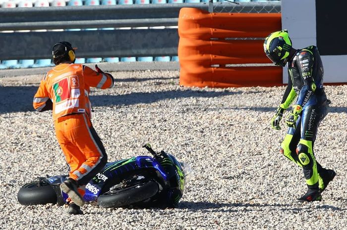 Valentino Rossi crash alias terjatuh saat menjalani FP2 MotoGP Portugal 2020