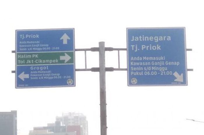 Plang kawasan ganjil-genap terpasang di underpass UKI, Senin (9/7/2018)(STANLY RAVEL)