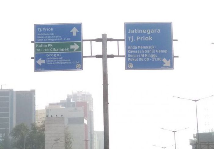 Plang kawasan ganjil-genap terpasang di underpass UKI, Senin (9/7/2018)(STANLY RAVEL)