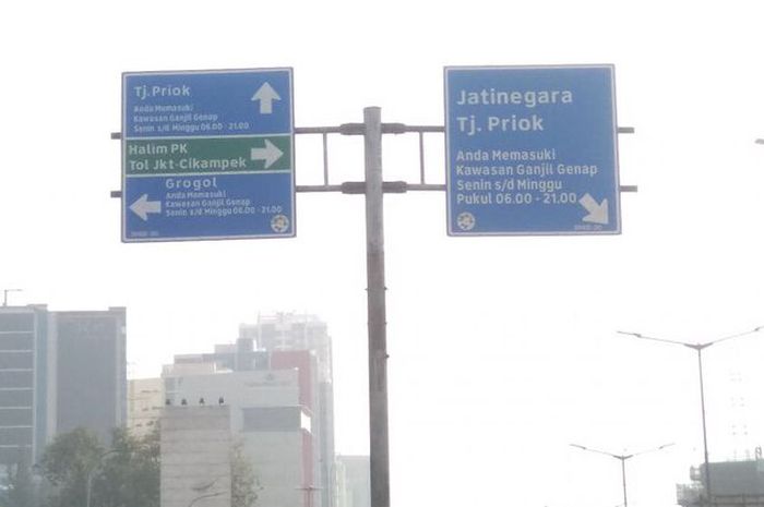 Plang kawasan ganjil-genap terpasang di underpass UKI, Senin 