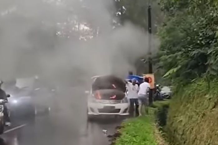 Nissan Grand Livina terbakar di 