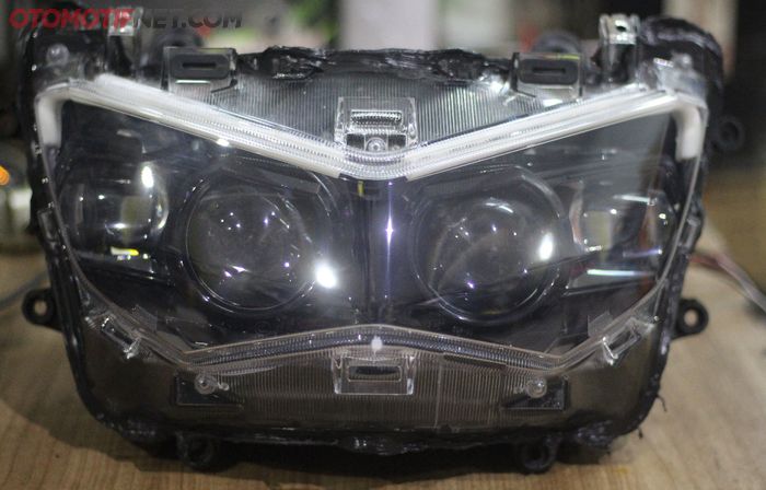 Baru kemudian lampu proyektor dipasang (Gbr.2) All New Yamaha NMAX dan kabel disesuaikan ke kabel lampu bawaan pabrik.