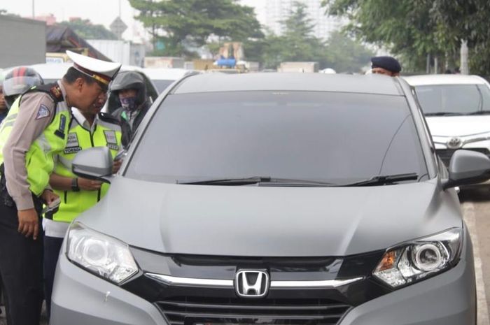 Ilustrasi pencegatan mobil dan motor pemudik oleh polisi saat masuk Semarang
