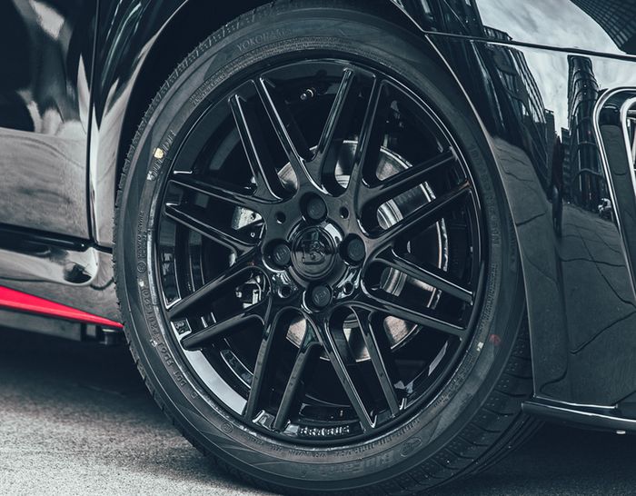 Pelek Monoblock IX warna hitam glossy ukuran belang 16 di depan, 17 di belakang