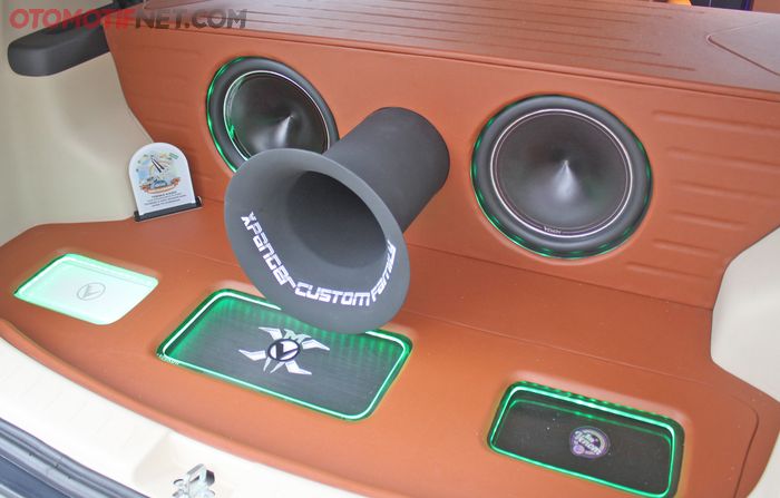 Bagasi belakang Mitsubishi Xpander dibuatkan boks dengan desain apik untuk menempatkan dua buah subwoofer dan power