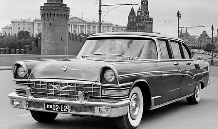 Ilustrasi ZiL 111. ZiL 111 keluaran 1958 yang menjadi mobil kepresidenan adalah hadiah Uni Soviet untuk Indonesia