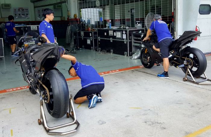 Kru tim mempersiapkan Yamaha YZR-M1 untuk shakedown test di Sepang hari Jumat