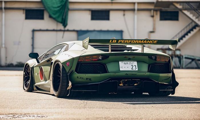 Tampilan belakang Lamborghini Aventador garapan Liberty Walk