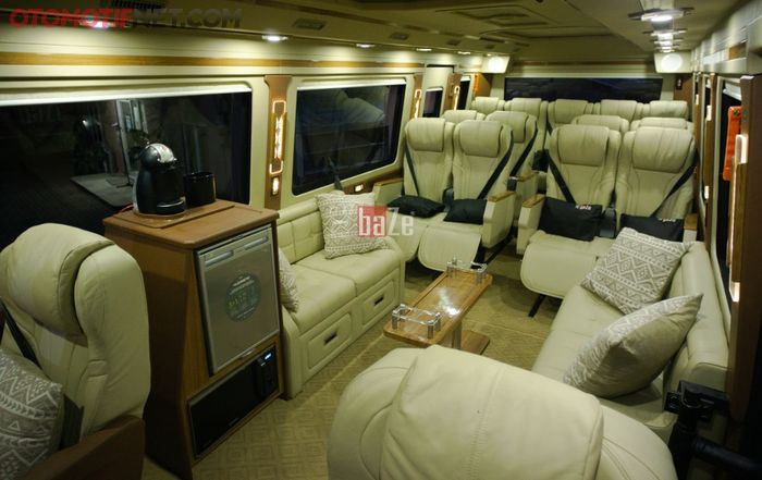 Modifikasi kabin medium bus dari Baze yang nyaman dan luks untuk 23 penumpang