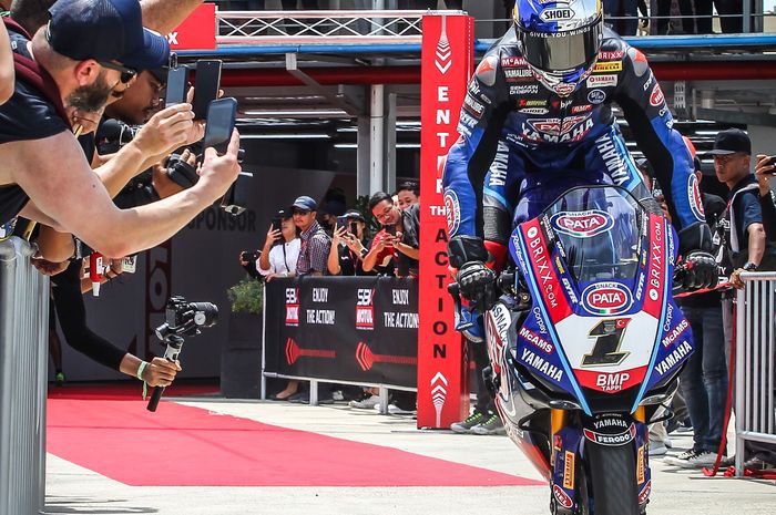Pembalap Pata Yamaha With Brixx WorldSBK, Toprak Razgatlioglu raih kemenangan di Race 1 World Superbike Mandalika 2022. 