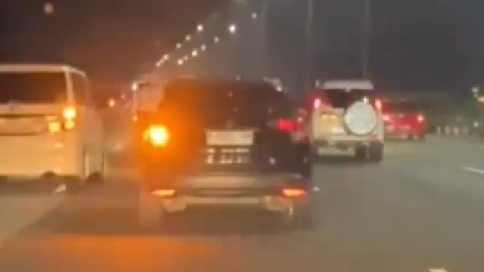Tren modifikasi lampu sein berkelip-kelip dan berpindah-pindah dengan cepat seperti lampu disko.