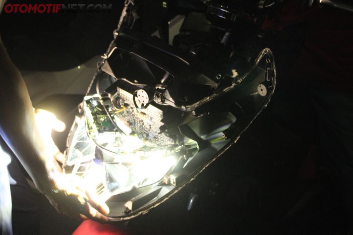 Nah, untuk mengganti warna lampu All New Honda PCX 150 cukup hidup-matikan lampunya, nanti akan berubah dari putih, kuning dan warm white   