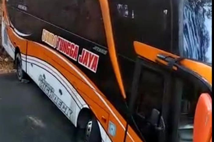 Bus nyasar di tengah hutan di Wonogiri