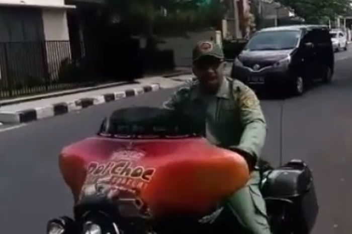 Hansip Metropolis patroli keliling kampung pakai Harley-Davidson