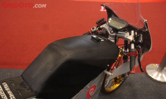 Motor drag FFA cangkok tangki Ninja 2-tak custom berisi baterai