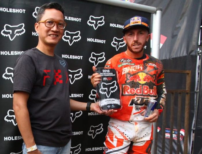 Ario Sadewo (Fox Indonesia) memberikan penghargaan pemenang holeshoot Antony Cairolli di MXGP Semarang