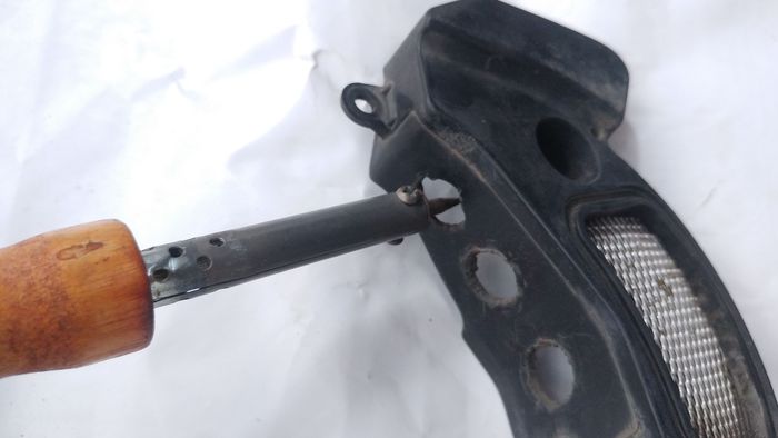 Gbr. 2. Hanya membuat lubang tambahan